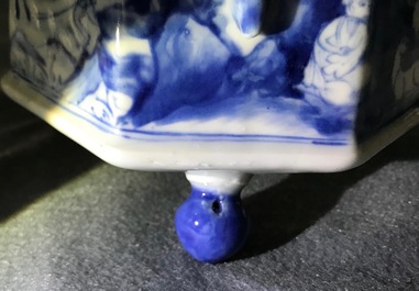 Een zeldzame Chinese blauwwitte koffiekan met &quot;Europa en de stier&quot;, Kangxi