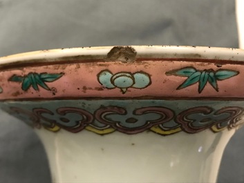 Une paire de vases en porcelaine de Chine famille rose aux oiseaux parmi fleurs, 19&egrave;me