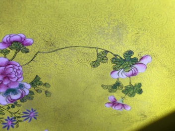 A Chinese famille rose yellow-ground sgraffiato plate, 18/19th C.