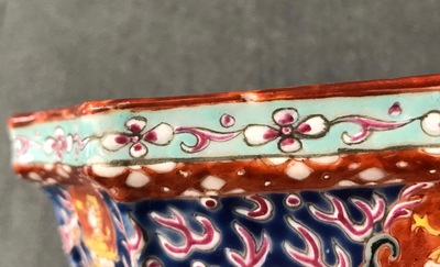 Une jardini&egrave;re de style Bencharong en porcelaine de Chine famille rose pour le march&eacute; thai, 19&egrave;me