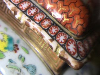 Een zeldzame Chinese famille rose theepot en deksel met mandarijns decor, Qianlong