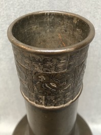 Un vase de forme bouteille en bronze &agrave; d&eacute;cor appliqu&eacute;, Chine, Yuan