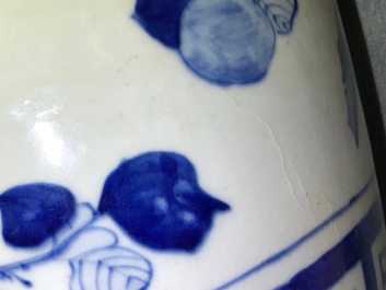 Une paire de vases en porcelaine de Chine bleu et blanc &agrave; d&eacute;cor de femmes assises, 19&egrave;me