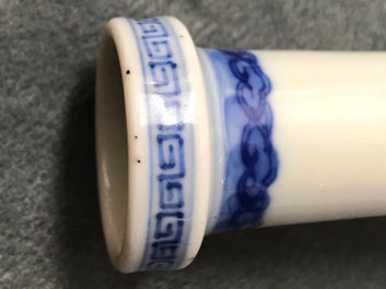 Un vase de forme bouteille en porcelaine de Chine bleu et blanc, marque de Yongzheng, 19/20&egrave;me