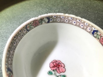 Une tasse et soucoupe en porcelaine de Chine famille rose figurant Lie Ti Guai, Yongzheng