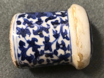 Douze pommeaux de cannes ou boutons pour peintures rouleau en porcelaine de Chine bleu et blanc, 18&egrave;me et apr&egrave;s