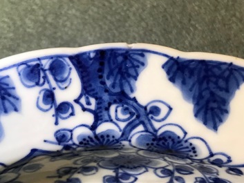 Een paar Chinese blauwwitte diepe borden met Lange Lijs en zotje, Kangxi