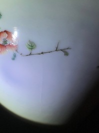Une jardini&egrave;re sur pr&eacute;sentoir en porcelaine de Chine famille rose, marque de Hongxian, 20&egrave;me