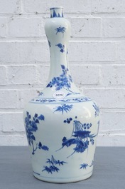 Een Chinese blauwwitte flesvormige vaas met floraal decor, Transitie periode