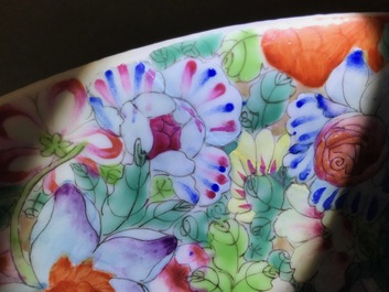 Un vase couvert et un plat &agrave; d&eacute;cor millefleurs en porcelaine de Chine famille rose, 19/20&egrave;me