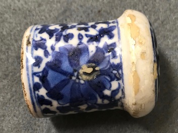 Douze pommeaux de cannes ou boutons pour peintures rouleau en porcelaine de Chine bleu et blanc, 18&egrave;me et apr&egrave;s