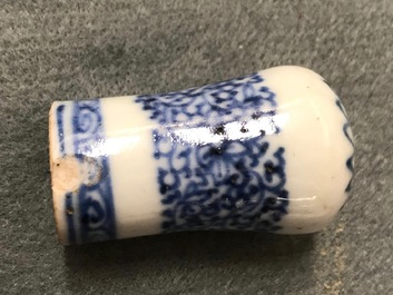 Douze pommeaux de cannes ou boutons pour peintures rouleau en porcelaine de Chine bleu et blanc, 18&egrave;me et apr&egrave;s