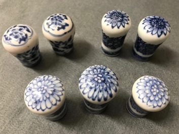 Douze pommeaux de cannes ou boutons pour peintures rouleau en porcelaine de Chine bleu et blanc, 18&egrave;me et apr&egrave;s