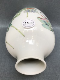 Un vase en porcelaine de Chine famille rose &agrave; d&eacute;cor d'un perroquet parmi fleurs, marque Ju Ren Tang, 20&egrave;me