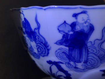 Un bol en forme de lotus en porcelaine de Chine bleu et blanc &agrave; d&eacute;cor d'immortels, marque de Chenghua, Kangxi