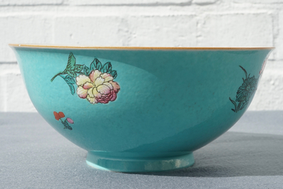 A Chinese famille rose turquoise-ground bowl, Qianlong mark, 19/20th C.