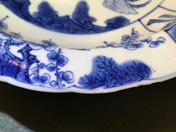 Een paar Chinese blauwwitte diepe borden met Lange Lijs en zotje, Kangxi