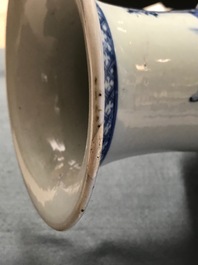 Une paire de vases en porcelaine de Chine bleu et blanc &agrave; d&eacute;cor de femmes assises, 19&egrave;me