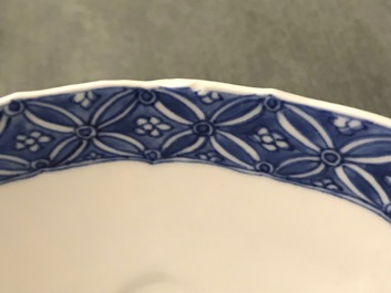 Un bol en forme de lotus en porcelaine de Chine bleu et blanc &agrave; d&eacute;cor d'immortels, marque de Chenghua, Kangxi