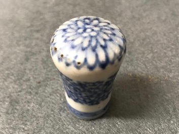 Douze pommeaux de cannes ou boutons pour peintures rouleau en porcelaine de Chine bleu et blanc, 18&egrave;me et apr&egrave;s