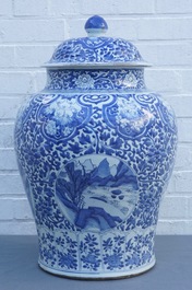 Un grand vase couvert en porcelaine de Chine bleu et blanc aux m&eacute;daillons de paysages, Kangxi