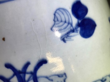 Une paire de vases en porcelaine de Chine bleu et blanc &agrave; d&eacute;cor de femmes assises, 19&egrave;me