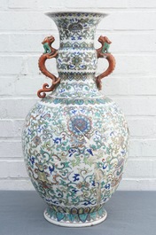 Een Chinese doucai vaas met baijixiang decor, Qianlong merk, 20e eeuw