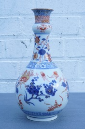 Un vase de forme bouteille en porcelaine de Chine de style Imari, Kangxi