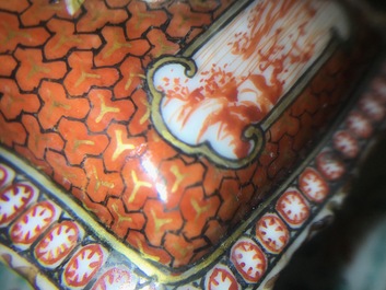 Een zeldzame Chinese famille rose theepot en deksel met mandarijns decor, Qianlong