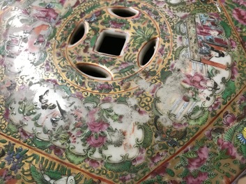 Un tabouret de forme hexagonale en porcelaine de Chine famille rose de Canton, 19&egrave;me