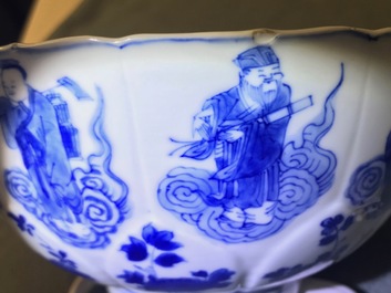 Een Chinese blauwwitte lotusvormige kom met onsterfelijken, Chenghua merk, Kangxi