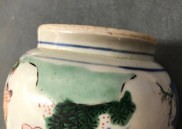 Un pot &agrave; pinceaux en porcelaine de Chine Wucai, &eacute;poque Transition