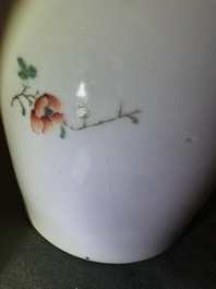 Une jardini&egrave;re sur pr&eacute;sentoir en porcelaine de Chine famille rose, marque de Hongxian, 20&egrave;me