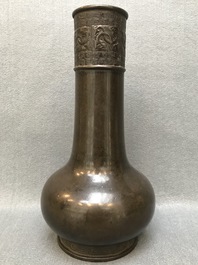 Un vase de forme bouteille en bronze &agrave; d&eacute;cor appliqu&eacute;, Chine, Yuan