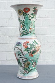 Un vase en porcelaine de Chine famille verte aux fleurs et oiseaux, Kangxi