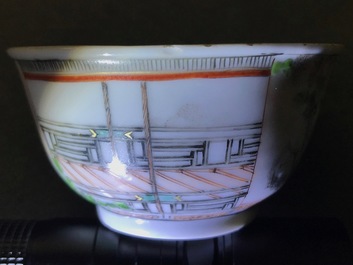 Une paire de tasses et soucoupes en porcelaine de Chine famille rose, Yongzheng/Qianlong