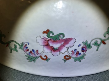 Een Chinese famille rose dekselvaas en een millefleurs schotel, 19/20e eeuw