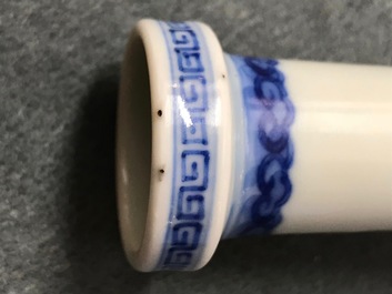 Un vase de forme bouteille en porcelaine de Chine bleu et blanc, marque de Yongzheng, 19/20&egrave;me