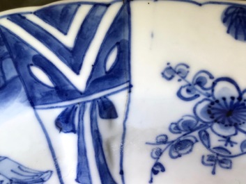 Une paire d'assiettes profondes en porcelaine de Chine bleu et blanc, Kangxi