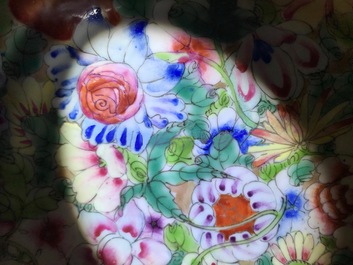 Un vase couvert et un plat &agrave; d&eacute;cor millefleurs en porcelaine de Chine famille rose, 19/20&egrave;me