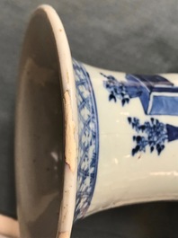 Une paire de vases en porcelaine de Chine bleu et blanc &agrave; d&eacute;cor de femmes assises, 19&egrave;me