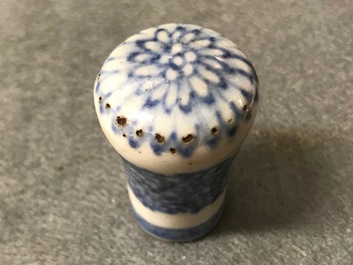 Douze pommeaux de cannes ou boutons pour peintures rouleau en porcelaine de Chine bleu et blanc, 18&egrave;me et apr&egrave;s