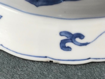 Une paire d'assiettes profondes en porcelaine de Chine bleu et blanc, Kangxi