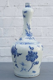 Un vase en porcelaine de Chine bleu et blanc &agrave; d&eacute;cor floral, &eacute;poque Transition