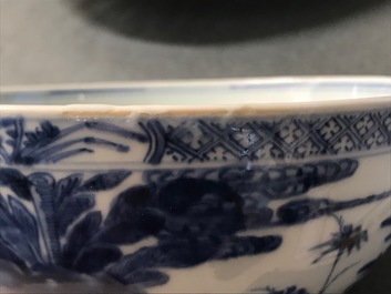 Un bol en porcelaine de Chine bleu et blanc &agrave; d&eacute;cor autour, Kangxi/Yongzheng