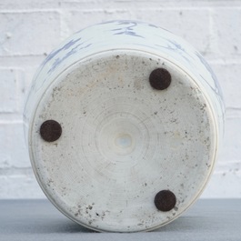 Een Chinese blauwwitte flesvormige vaas met floraal decor, Transitie periode