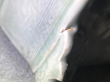 Une jardini&egrave;re en porcelaine de Chine c&eacute;ladon et une tasse au dragon, Cor&eacute;e, 19&egrave;me