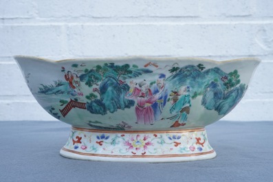 Un bol sur piedouche en porcelaine de Chine famille rose, marque et &eacute;poque de Jiaqing