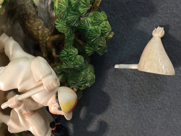 Un groupe en ivoire sculpt&eacute; polychrome aux enfants chassant des papillons, Chine, 1&egrave;re moiti&eacute; du 20&egrave;me