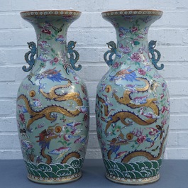 Une paire de vases aux dragons en porcelaine de Chine famille rose sur fond c&eacute;ladon, 19&egrave;me